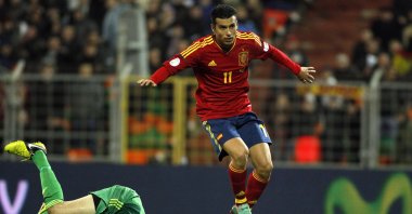 Spain's Pedro Rodriguez (R) scores past  Belarus' Sergei Veremko during a World Cup 2014 Group qualification match, Minsk, Belarus, Oct. 12, 2012. (AP Photo)