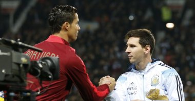 Argentina's Lionel Messi (R) greets Portugal's Cristiano Ronaldo before their International Friendly match at Old Trafford Stadium, Manchester, U.K., Nov. 18, 2014. (AP Photo)