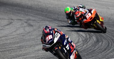 Turkish Moto2 rider Deniz Öncü (R) and Spanish rider Izan Guevara in action during the second qualifying session for the Motorcycling Grand Prix of Austria at the Red Bull Ring race track, Spielberg, Austria, Sept. 19, 2026. (EPA Photo)