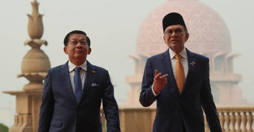Myanmar leader Min Aung Hlaing (L) walks with Malaysia’s Prime Minister Anwar Ibrahim during a welcome ceremony at the prime minister’s office in Putrajaya, Malaysia, Oct. 8, 2026. (AFP Photo)