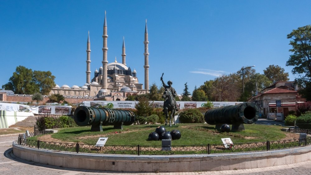 The monument of Sultan Mehmed II and replicas of the great bronze cannons he ordered to be built for the conquest of Constantinople, in front of Selimiye Mosque, Edirne, Türkiye, Sept. 22, 2018. (Shutterstock Photo)