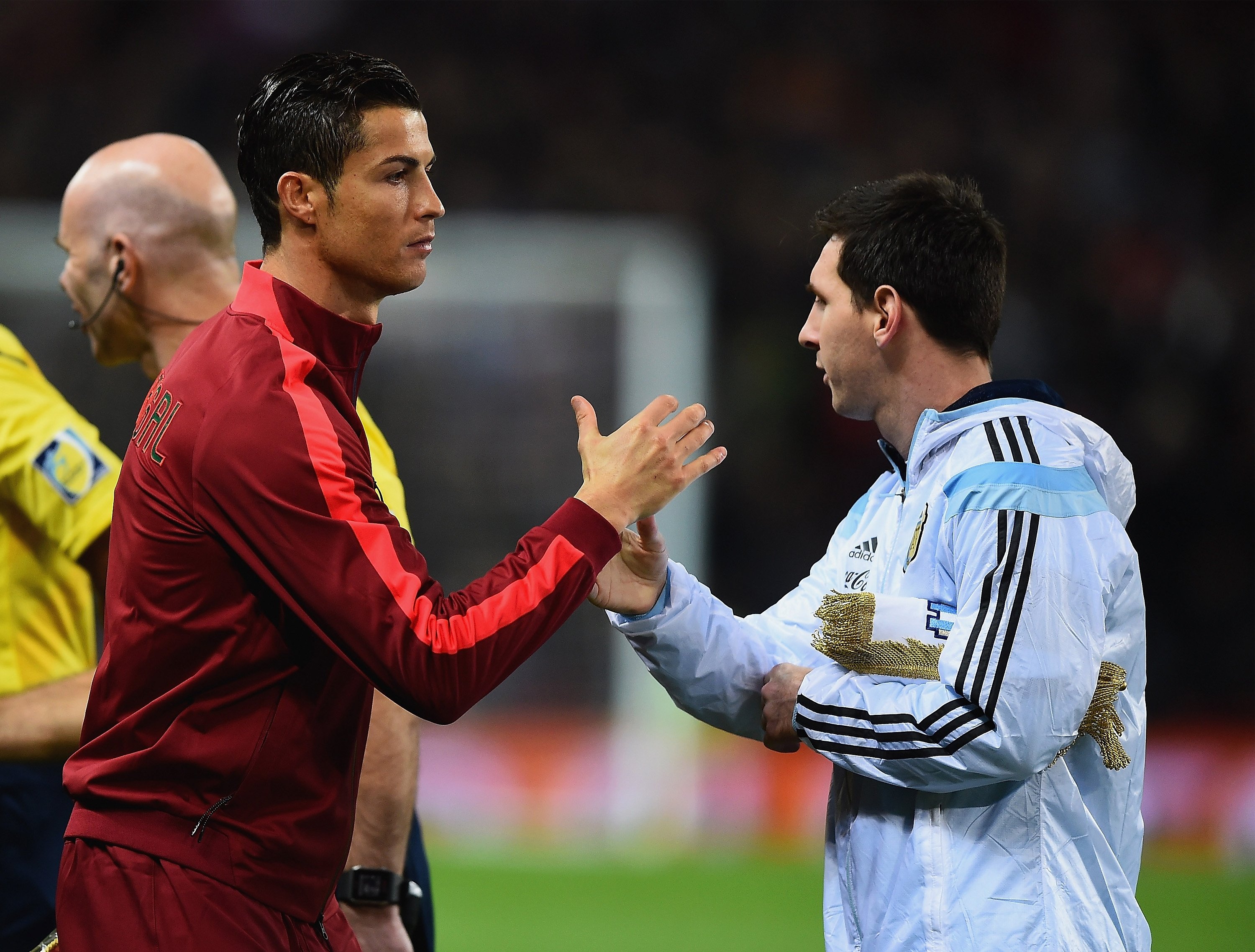 Argentina's Lionel Messi (R) and Portugal's Cristiano Ronaldo shake hands before the international friendly match at Old Trafford, Manchester, U.K., Nov. 18, 2014. (Getty Images Photo)