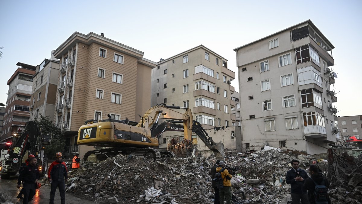 Authorities finish demolishing the building after its partial collapse, Maltepe, Istanbul, Türkiye, Oct. 9, 2026. (AA Photo)