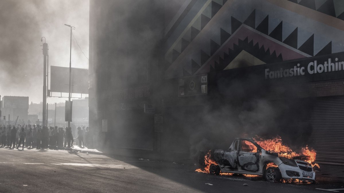 A car is set alight after clashes erupted between protesters and foreign nationals, Durban, South Africa, Oct. 8, 2026. (AFP Photo)