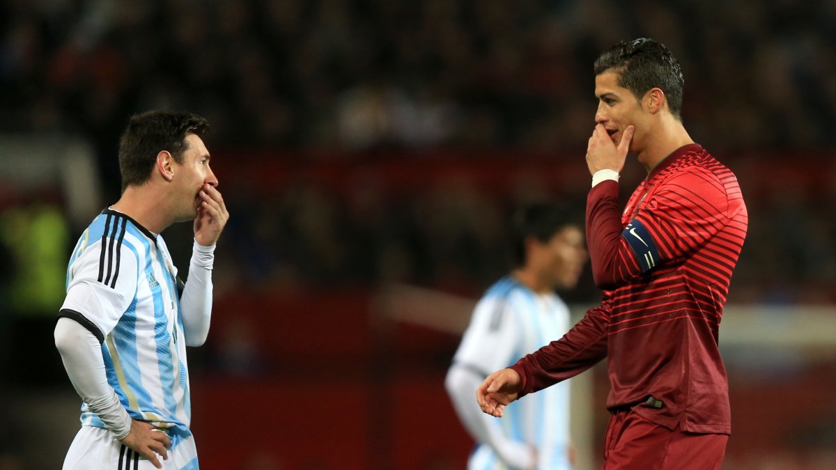 Argentina's Lionel Messi (L) chats with Portugal's Cristiano Ronaldo before the international friendly match at Old Trafford, Manchester, U.K., Nov. 18, 2014. (Getty Images Photo)
