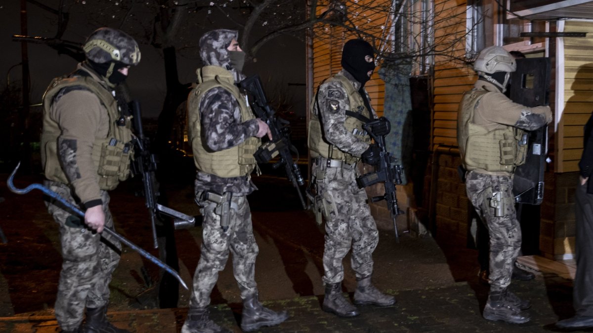 Turkish police take part in a raid targeting Daesh and al-Qaida terrorist groups, Istanbul, Türkiye, March 8, 2022. (AA Photo)
