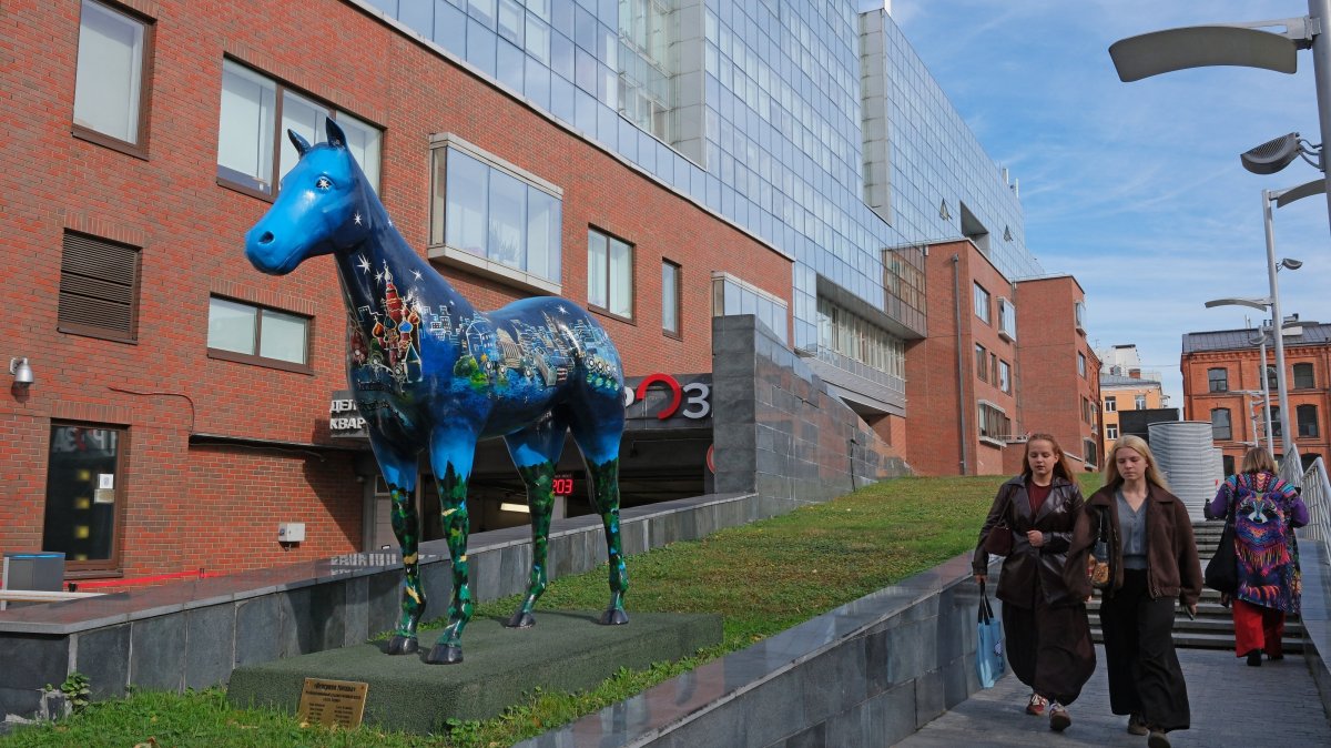 People walk near the headquarters of Yandex, Russia's leading AI and technology company, in Moscow, Russia, Oct. 8, 2026. (Reuters Photo)