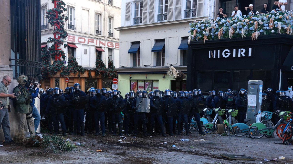 French police officers face protesters during a demonstration of high-school students at Place de la Bastille, Paris, France, Oct. 8, 2026. (AFP Photo)
