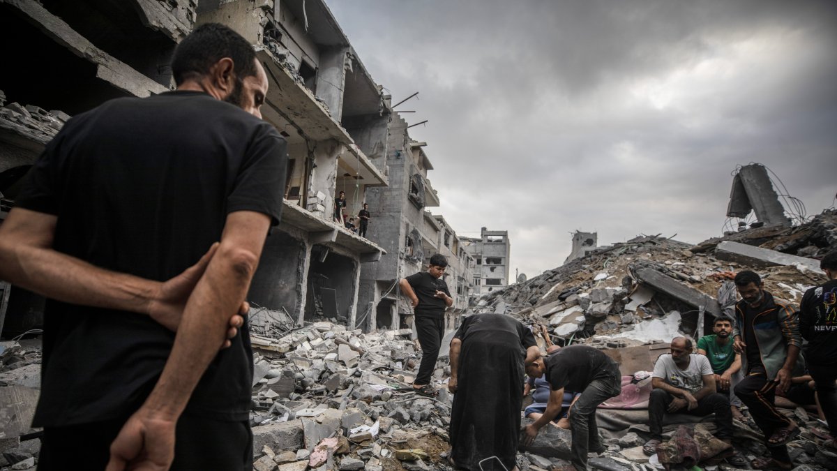 Palestinians inspect the rubble of destroyed homes following an Israeli airstrike in the Al-Sabra neighborhood, Gaza City, Palestine, Oct. 9, 2026. (EPA Photo)