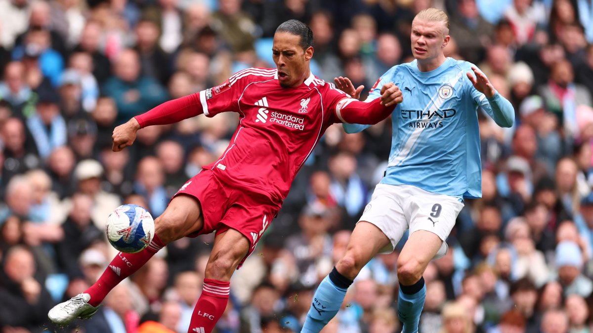 Liverpool's Virgil van Dijk and Manchester City's Erling Haaland vie for the ball during the Emirates FA Cup quarter-final match, Manchester, U.K., April 4, 2026. (Getty Images Photo)
