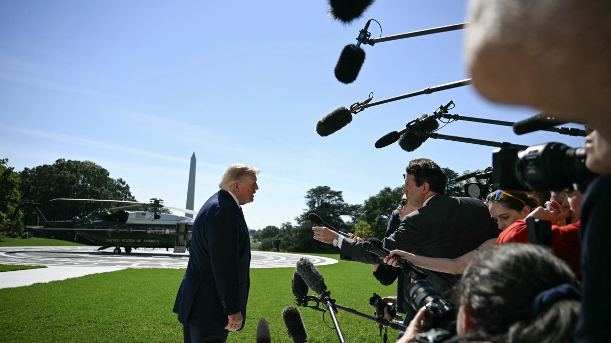 U.S. President Donald Trump talks to members of the press before boarding Marine One from the South Lawn of the White House in Washington, D.C., Oct. 1, 2026. (AFP File Photo)