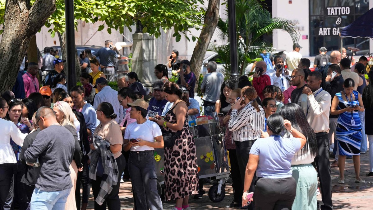 People evacuated from a building gather in a square after a severe earthquake hit the country in Panama City, Oct. 9, 2026. (AFP Photo)