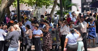 People evacuated from a building gather in a square after a severe earthquake hit the country in Panama City, Oct. 9, 2026. (AFP Photo)