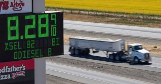 A semi drives past a sign advertising the price of diesel along Interstate 5 in Williams, California, U.S., Sept. 28, 2026. (Reuters File Photo)