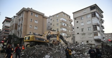 Authorities finish demolishing the building after its partial collapse, Maltepe, Istanbul, Türkiye, Oct. 9, 2026. (AA Photo)