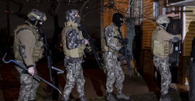 Turkish police take part in a raid targeting Daesh and al-Qaida terrorist groups, Istanbul, Türkiye, March 8, 2022. (AA Photo)