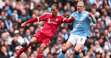 Liverpool's Virgil van Dijk and Manchester City's Erling Haaland vie for the ball during the Emirates FA Cup quarter-final match, Manchester, U.K., April 4, 2026. (Getty Images Photo)