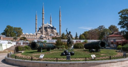 The monument of Sultan Mehmed II and replicas of the great bronze cannons he ordered to be built for the conquest of Constantinople, in front of Selimiye Mosque, Edirne, Türkiye, Sept. 22, 2018. (Shutterstock Photo)