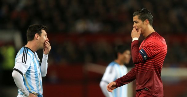 Argentina's Lionel Messi (L) chats with Portugal's Cristiano Ronaldo before the international friendly match at Old Trafford, Manchester, U.K., Nov. 18, 2014. (Getty Images Photo)