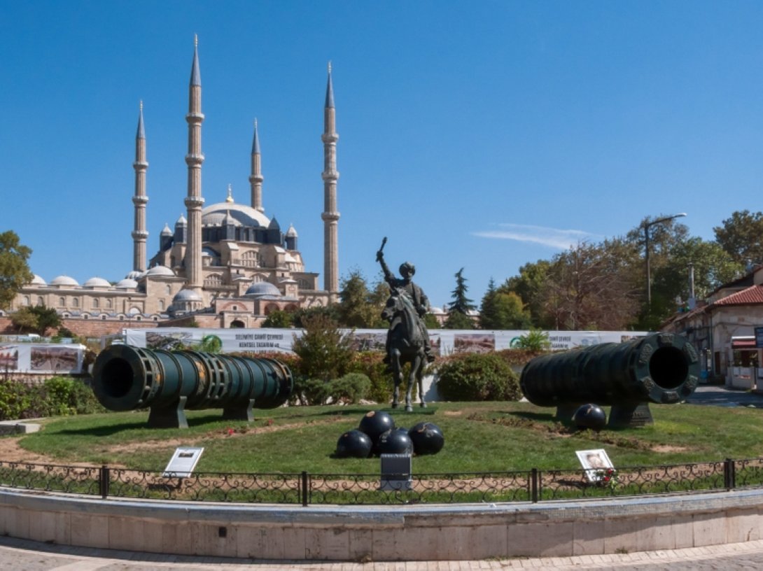 The monument of Sultan Mehmed II and replicas of the great bronze cannons he ordered to be built for the conquest of Constantinople, in front of Selimiye Mosque, Edirne, Türkiye, Sept. 22, 2018. (Shutterstock Photo)