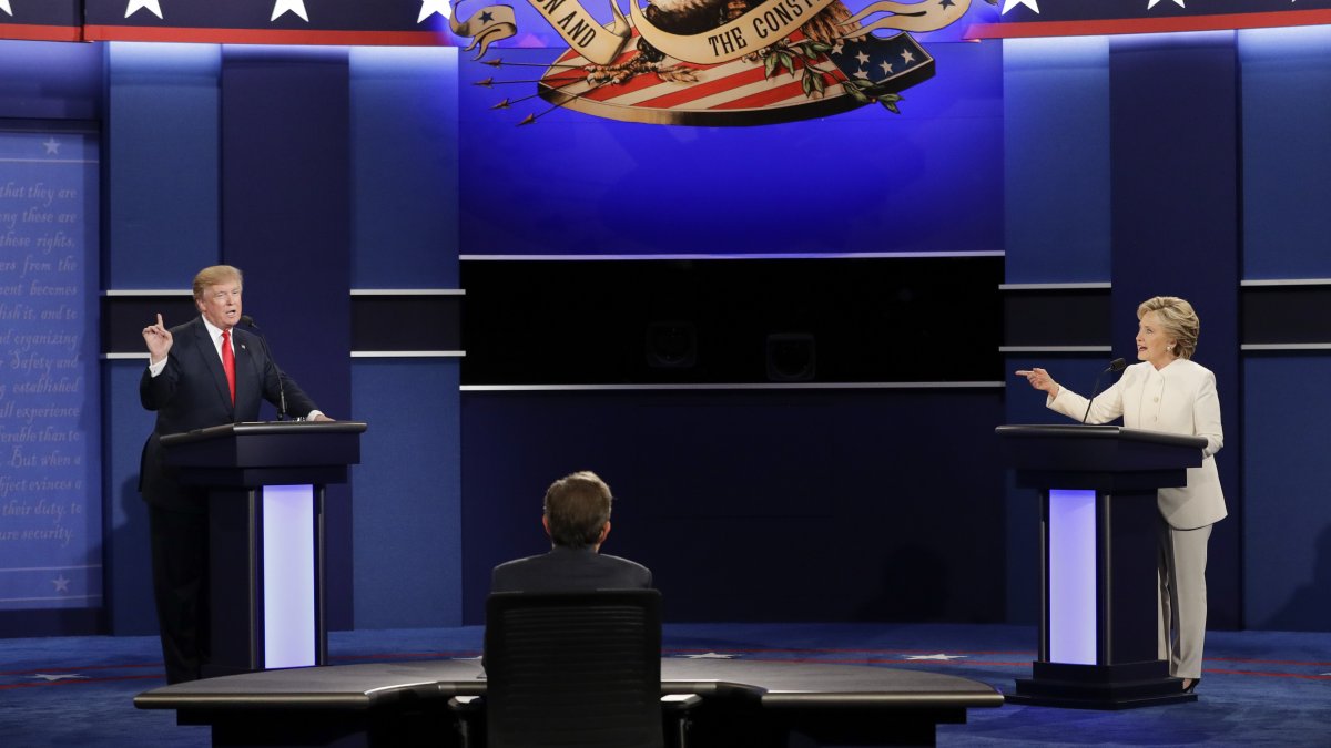Democratic presidential nominee Hillary Clinton (R) exchanges views with Republican presidential nominee Donald Trump during the third presidential debate at UNLV, Las Vegas, U.S., Oct. 19, 2016. (AP Photo)