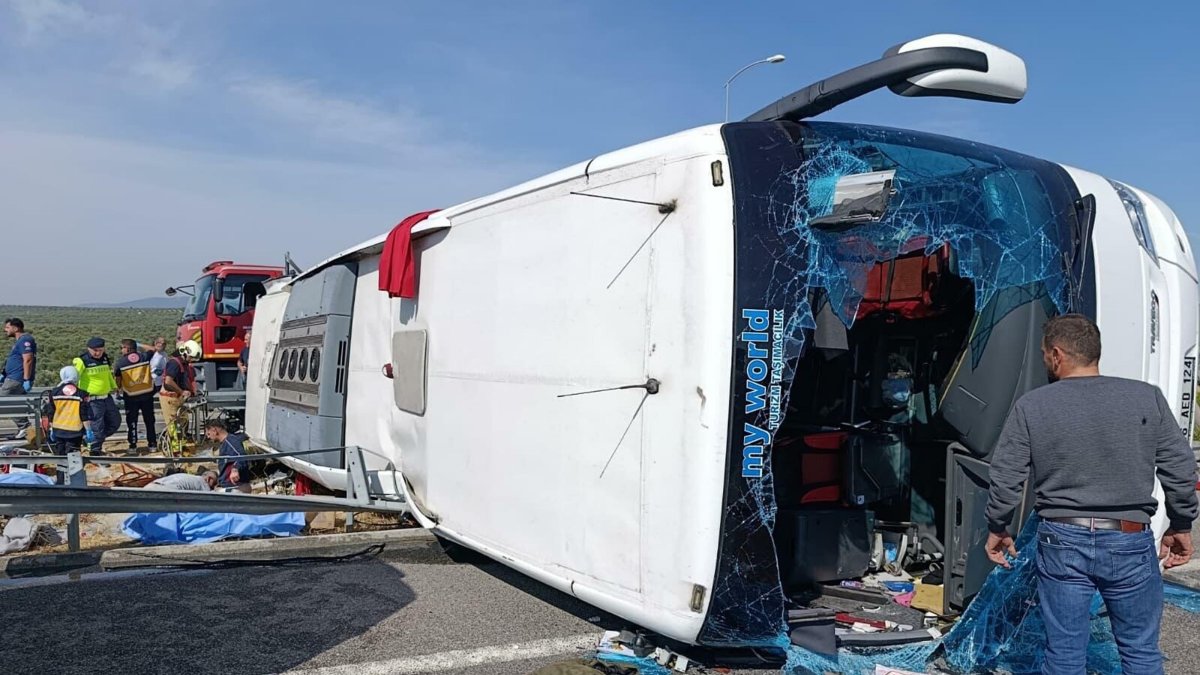 The tour bus after colliding with a truck on the Gebze-Orhangazi-Izmir Highway near Akhisar, Manisa, Türkiye, Oct. 11, 2026. (DHA Photo)