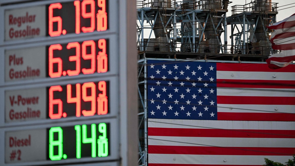 Gas prices at a Shell gas station above $6 a gallon for regular gasoline and $8 a gallon for diesel are displayed across from a U.S. flag outside of the Marathon Petroleum Corp. Los Angeles Refinery in Carson, California, U.S., Sept. 22, 2026. (AFP Photo)