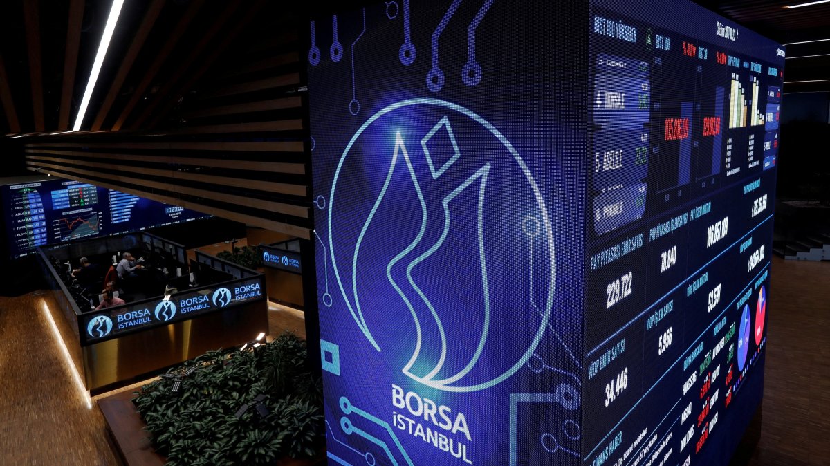 Traders work at their desks on the floor of the Borsa Istanbul, Istanbul, Türkiye, Oct. 13, 2017. (Reuters Photo)