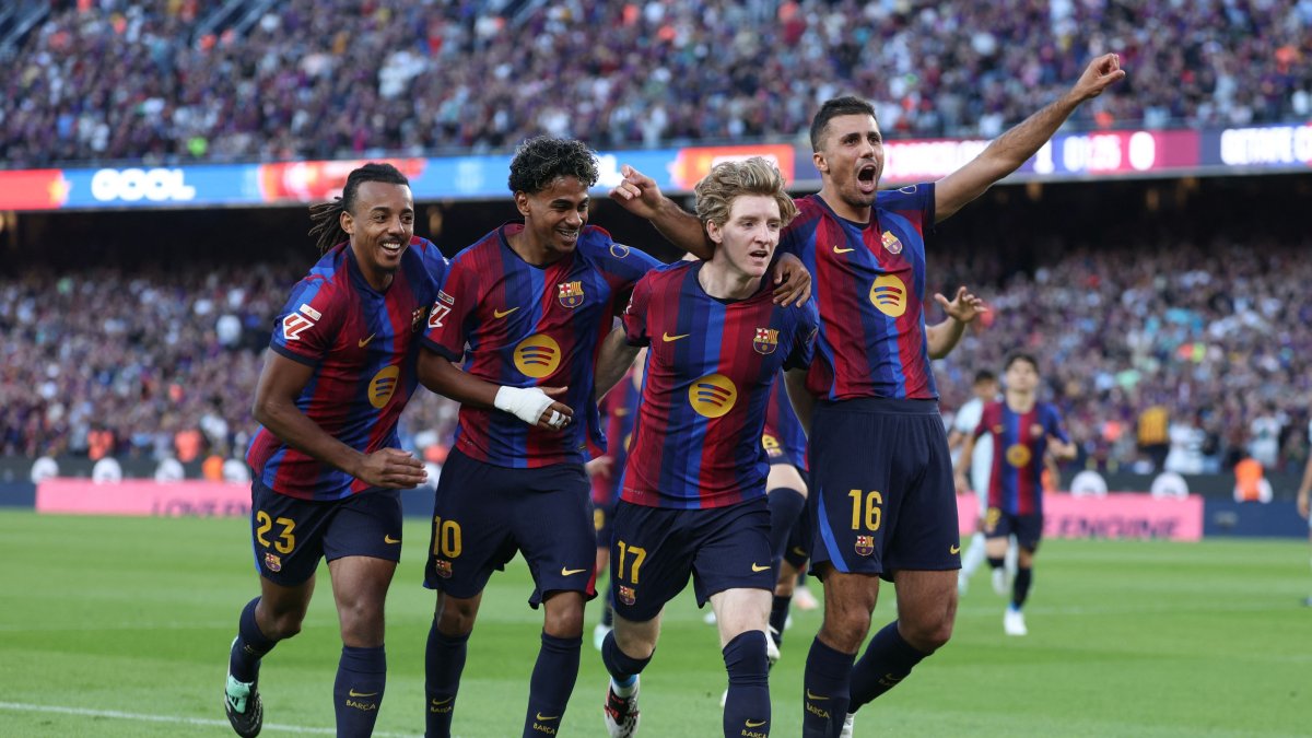 Barcelona's Anthony Gordon (2nd R) celebrates with teammates after scoring a goal in a La Liga match against Getafe, in Barcelona, Spain, Oct. 10, 2026. (AFP Photo)