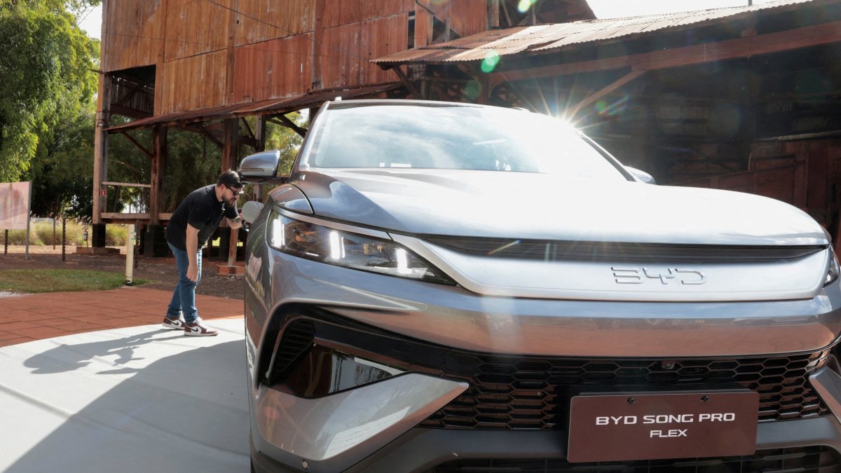 A person looks at a BYD Song Pro Flex vehicle during the launch of the Chinese automaker's first Brazilian-made plug-in hybrid flex-fuel car at the Museu da Cana in Sertaozinho, Sao Paulo state, Brazil, Aug. 4, 2026. (Reuters Photo)