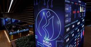 Traders work at their desks on the floor of the Borsa Istanbul, Istanbul, Türkiye, Oct. 13, 2017. (Reuters Photo)