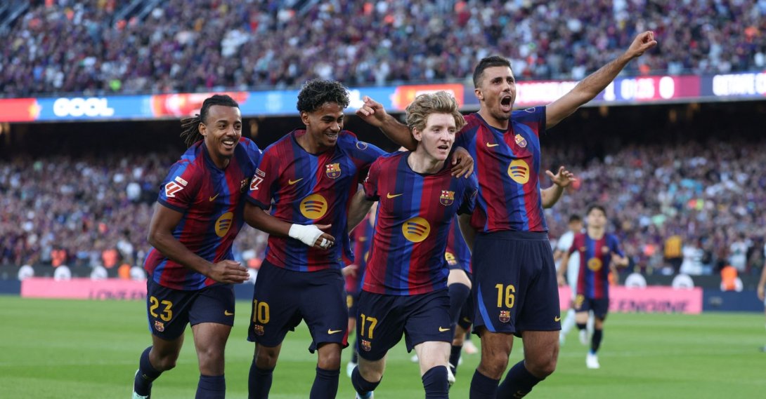 Barcelona's Anthony Gordon (2nd R) celebrates with teammates after scoring a goal in a La Liga match against Getafe, in Barcelona, Spain, Oct. 10, 2026. (AFP Photo)