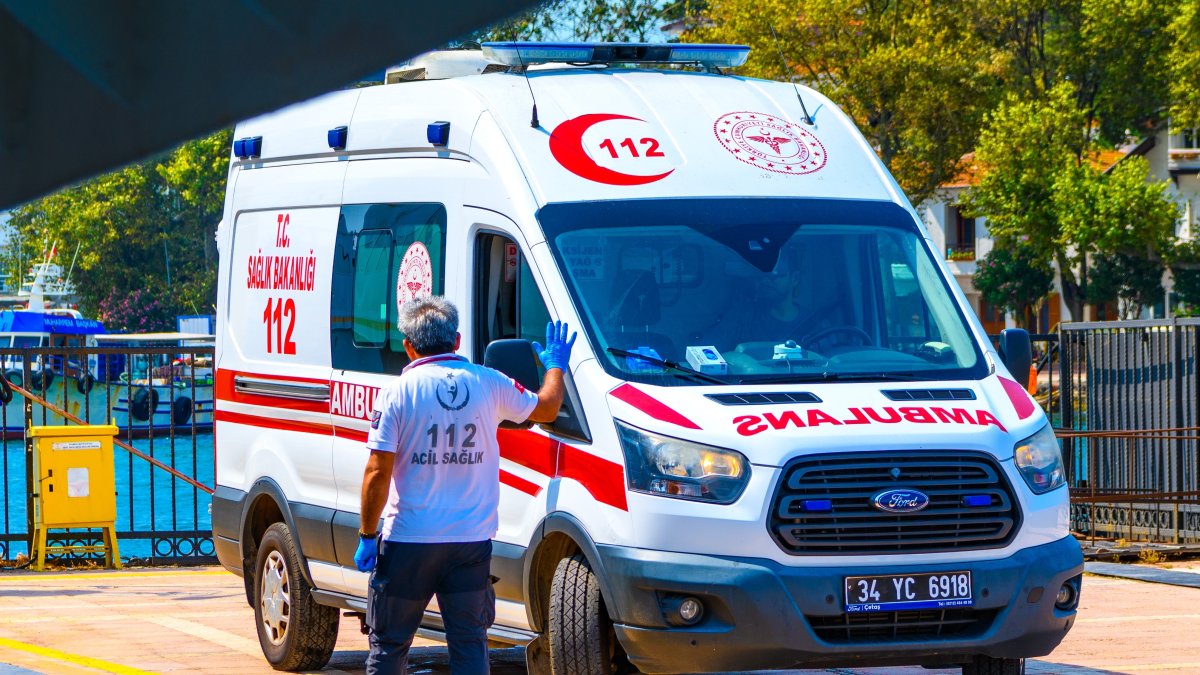 A paramedic stands beside a Ministry of Health ambulance, Istanbul, Türkiye, Aug. 8, 2025. (Shutterstock Photo)
