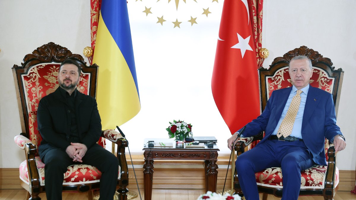 President Recep Tayyip Erdoğan and Ukraine's President Volodymyr Zelenskyy pose during their meeting, Istanbul, Türkiye, April 4, 2026. (AP Photo)