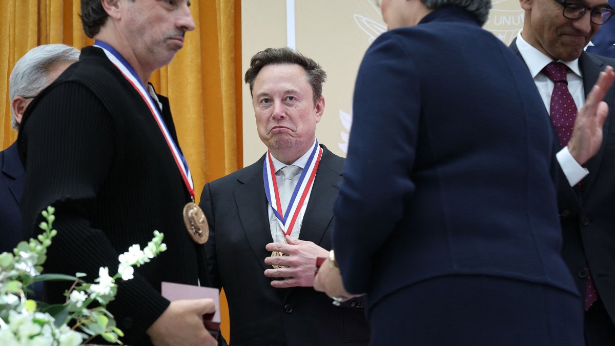 Elon Musk (C) is photographed during a summit in Washington, U.S., Oct. 8, 2026. (AFP Photo)