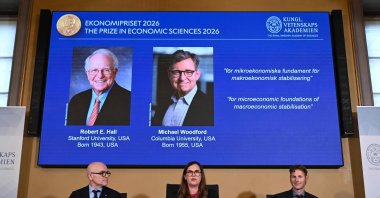 Royal Swedish Academy of Sciences officials announce U.S. macroeconomists Robert E. Hall and Michael Woodford as the winners of the 2026 Sveriges Riksbank Prize in Economic Sciences, Stockholm, Sweden, Oct. 12, 2026. (AFP Photo)