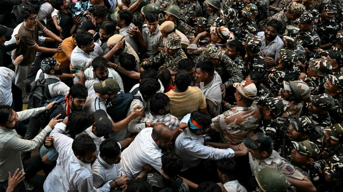 Supporters of India's opposition Congress party scuffle with security personnel during a protest march demanding the resignation of the country's Chief Election Commissioner Gyanesh Kumar over alleged voter roll irregularities, in New Delhi, India, Oct. 12, 2026. (AFP Photo)