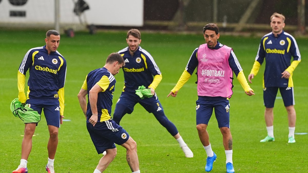 Fenerbahçe players train ahead of the UEFA Champions League match against Aston Villa, Birmingham, U.K., Oct. 13, 2026. (AA Photo)
