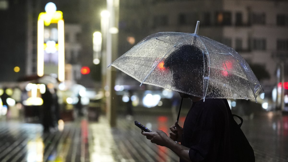 A man waits in the rain under an umbrella, Istanbul, Türkiye, Sept. 27, 2026. (AA Photo)