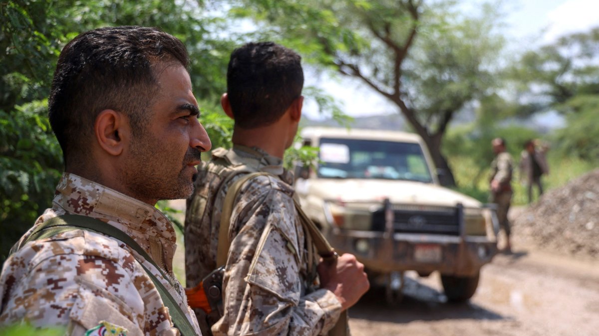 Saudi-backed Yemen government soldiers look on as a pick-up truck drives past near the Jabal Han front, west of the city of Taiz, Yemen, Oct. 3, 2026. (AFP Photo)