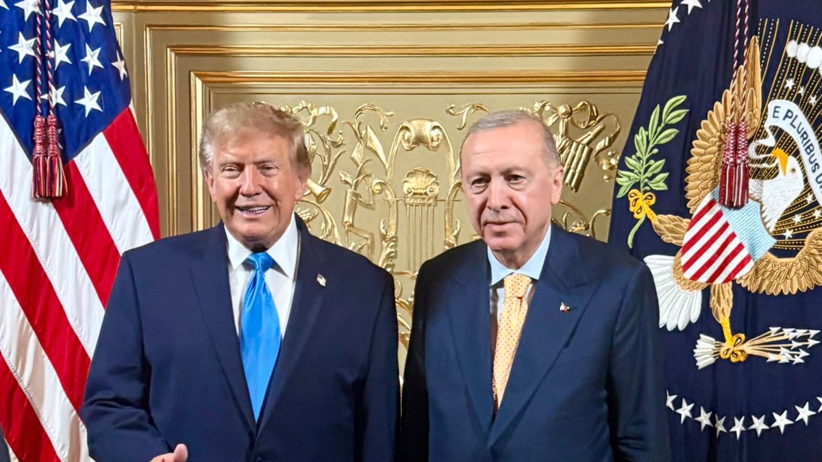 U.S. President Donald Trump and President Recep Tayyip Erdoğan pose during an official dinner hosted by Donald Trump in New York. (Turkish Presidency Press Office via AFP) 