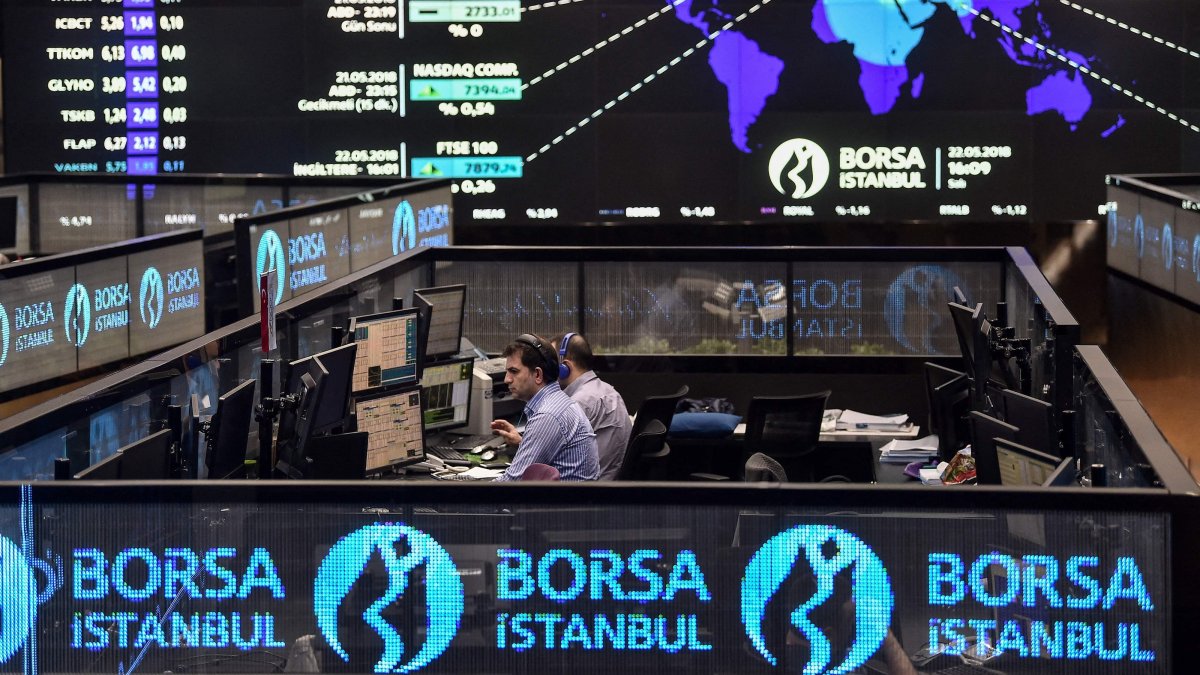 Traders work at their desks on the floor of the Borsa Istanbul Stock Exchange (BIST) in Istanbul, Türkiye, May 22, 2018. (AFP Photo)