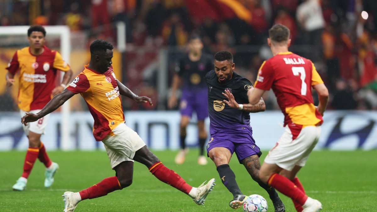 
FC Barcelona's Gabriel Jesus in action with Galatasaray's Davinson Sanchez at Rams Park, Istanbul, Oct.13, 2026. (Reuters Photo)