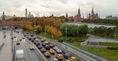 Traffic moves along the embankment of the Moskva River near the Kremlin in central Moscow, Russia, Oct. 13, 2026. (Reuters Photo)