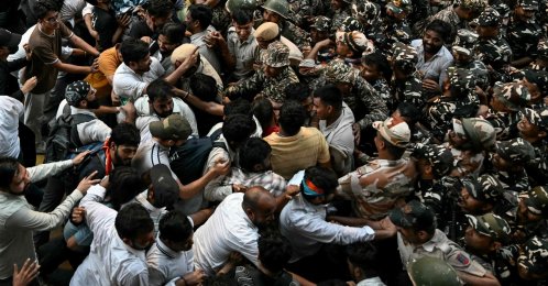 Supporters of India's opposition Congress party scuffle with security personnel during a protest march demanding the resignation of the country's Chief Election Commissioner Gyanesh Kumar over alleged voter roll irregularities, in New Delhi, India, Oct. 12, 2026. (AFP Photo)