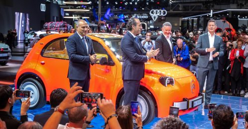 CEO of Citroen and DS Brands Xavier Chardon (R) and CEO of Stellantis Antonio Filosa (C) during the press presentation of the new 2CV car at the Paris Motor Show, Paris, France, Oct. 12, 2026. (EPA Photo)