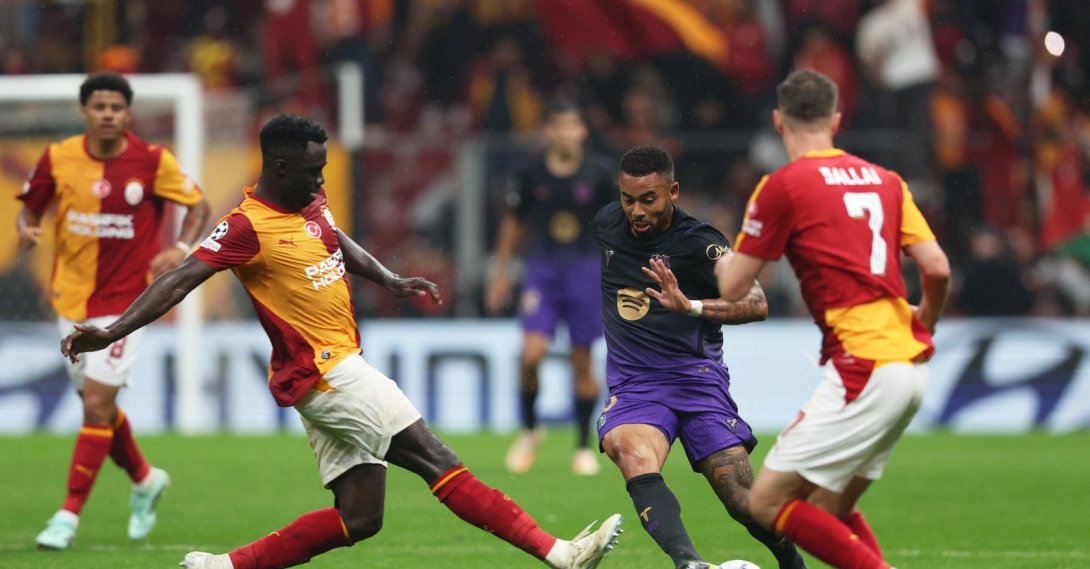 
FC Barcelona's Gabriel Jesus in action with Galatasaray's Davinson Sanchez at Rams Park, Istanbul, Oct.13, 2026. (Reuters Photo)