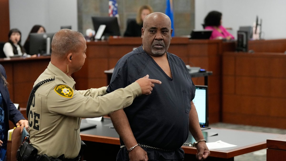 Duane Davis (C) arrives for a sentencing hearing after his murder conviction in the death of rapper Tupac Shakur, Las Vegas, U.S., Oct. 13, 2026. (AP Photo)