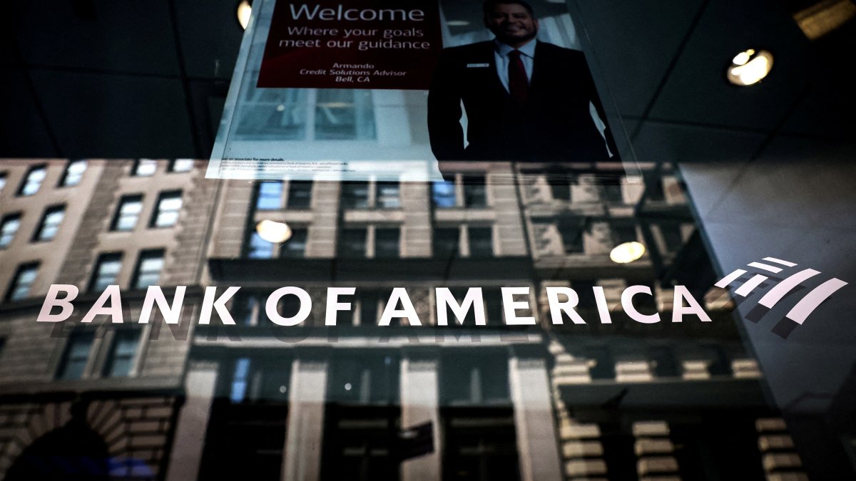 A Bank of America logo is seen on the entrance to a Bank of America financial center in New York City, U.S., July 11, 2023. (Reuters Photo)