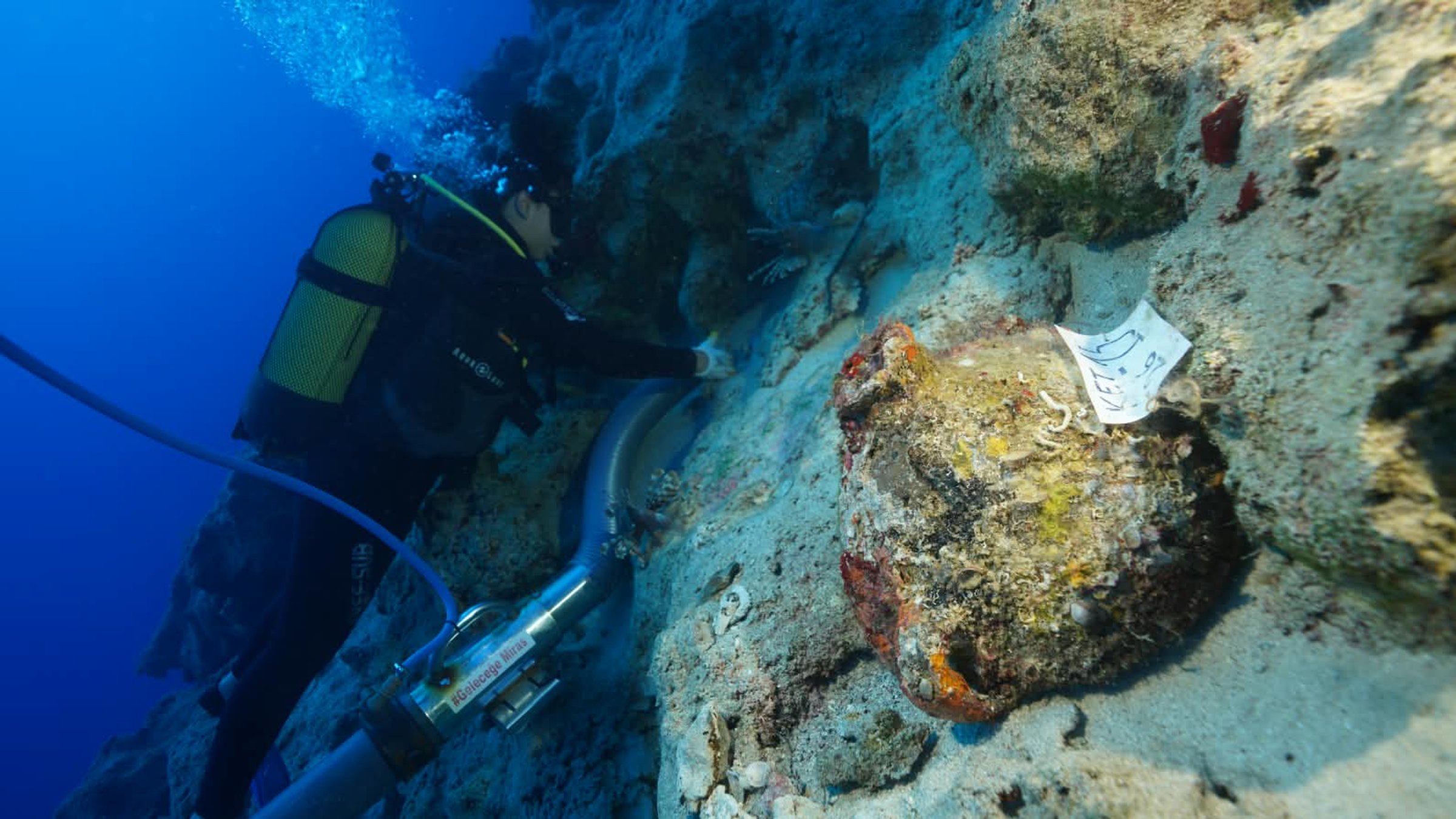 An amphora recovered from a 4,400- to 4,700-year-old shipwreck near Kekova Island, off Antalya, Türkiye, Oct. 14, 2026. (AA Photo)